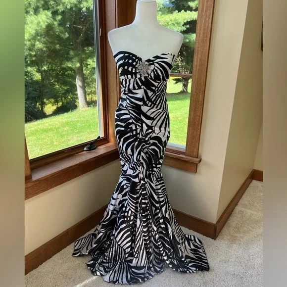 Cache Black 🖤 White Animal zebra 🦓 Botanical Rhinestone Brooch Mermaid Dress - Picture 8 of 15